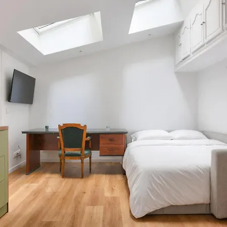 Bright & Spacious In 15th Apartment *