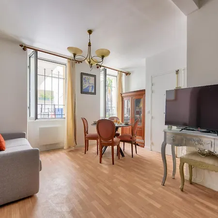 Bright & Spacious In 15th Apartment *
